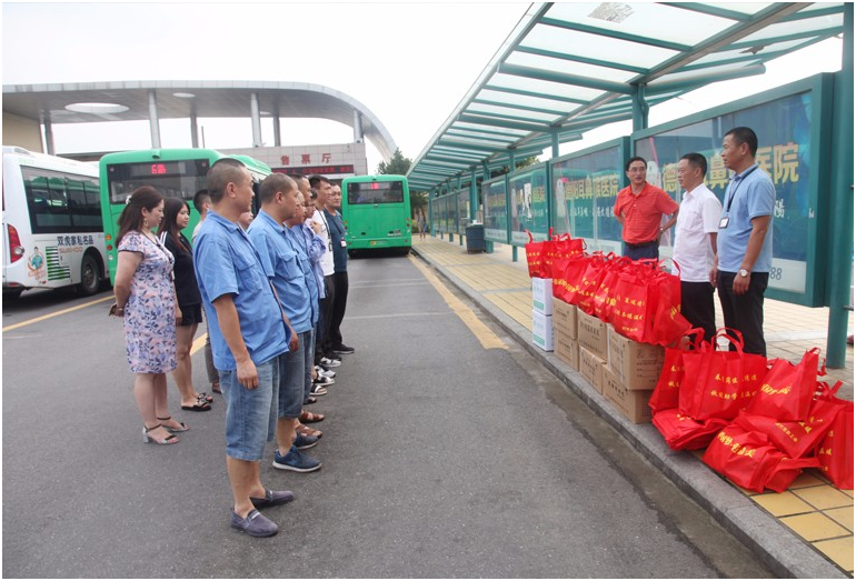 市建設局和市總工會領導為集團一線員工“送清涼“