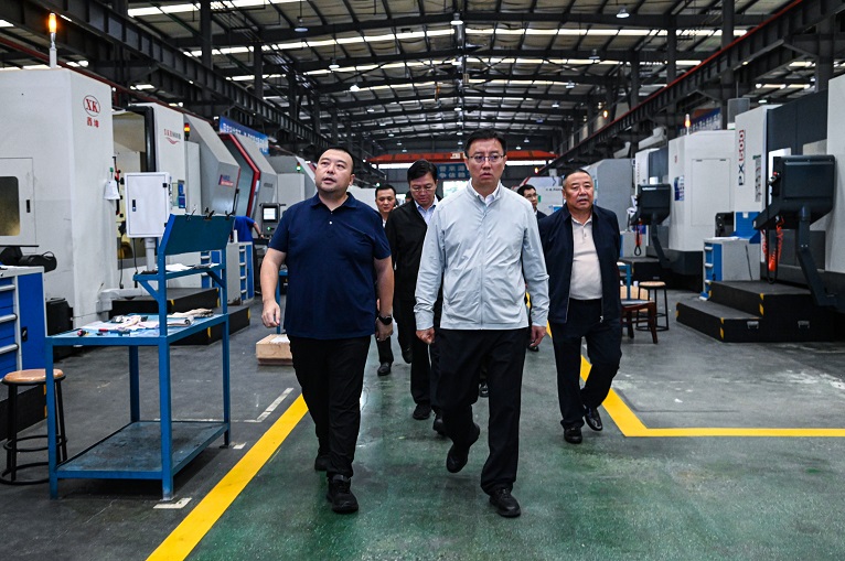 德陽(yáng)市委副書記、市長(zhǎng)黃朝陽(yáng)蒞臨仟坤集團(tuán)調(diào)研指導(dǎo)